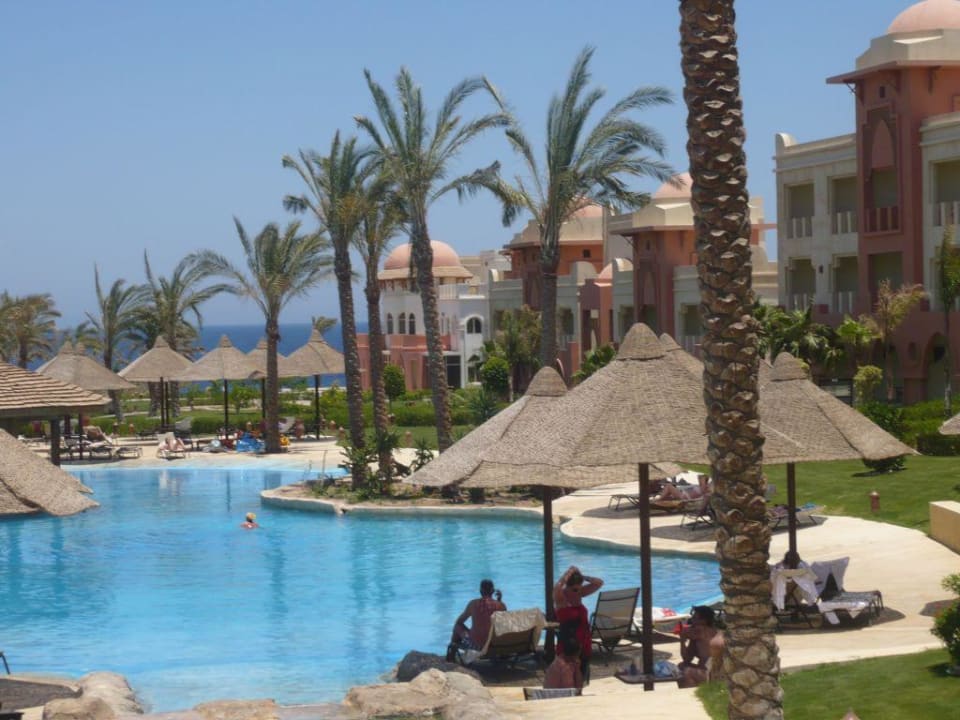 Baseny w ogrodzie  przy hotelu Serenity Alpha Beach