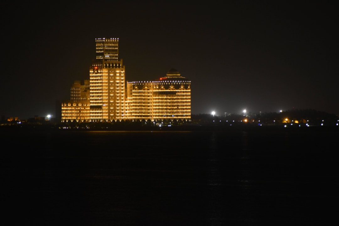 Waldorf Astoria bei Nacht DoubleTree by Hilton Resort & Spa Marjan Island