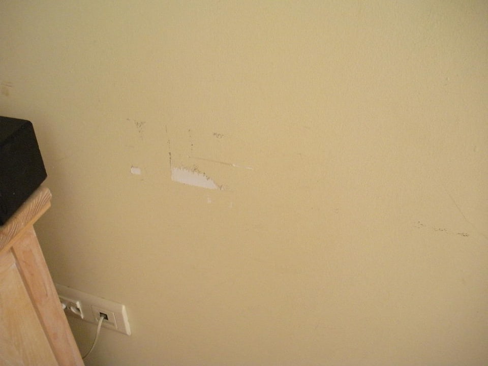 "Renovierte" Wand im Hauptzimmer Bungalows Cordial Sandy Golf