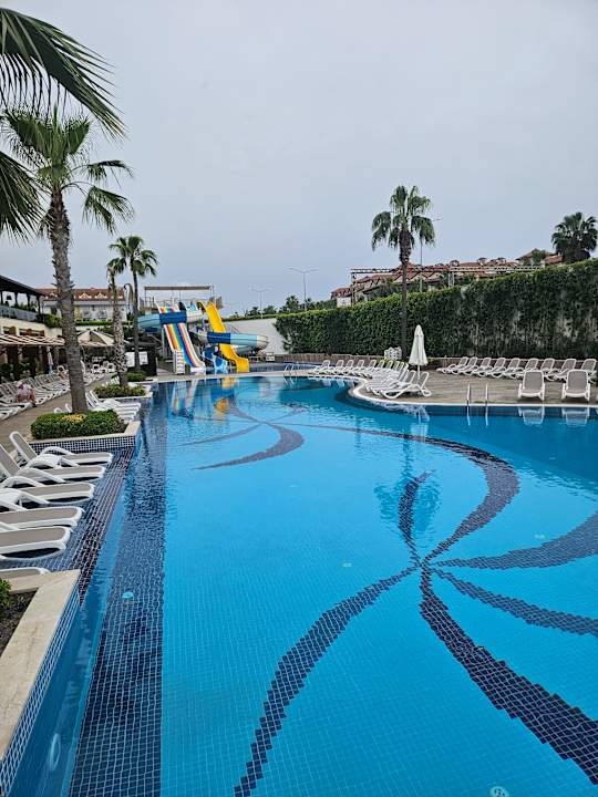 Pool Mary Hotel Side