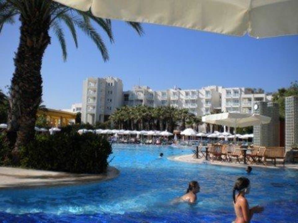 Pool mit Blick zum Haupthaus Monachus Family Resort Sorgun