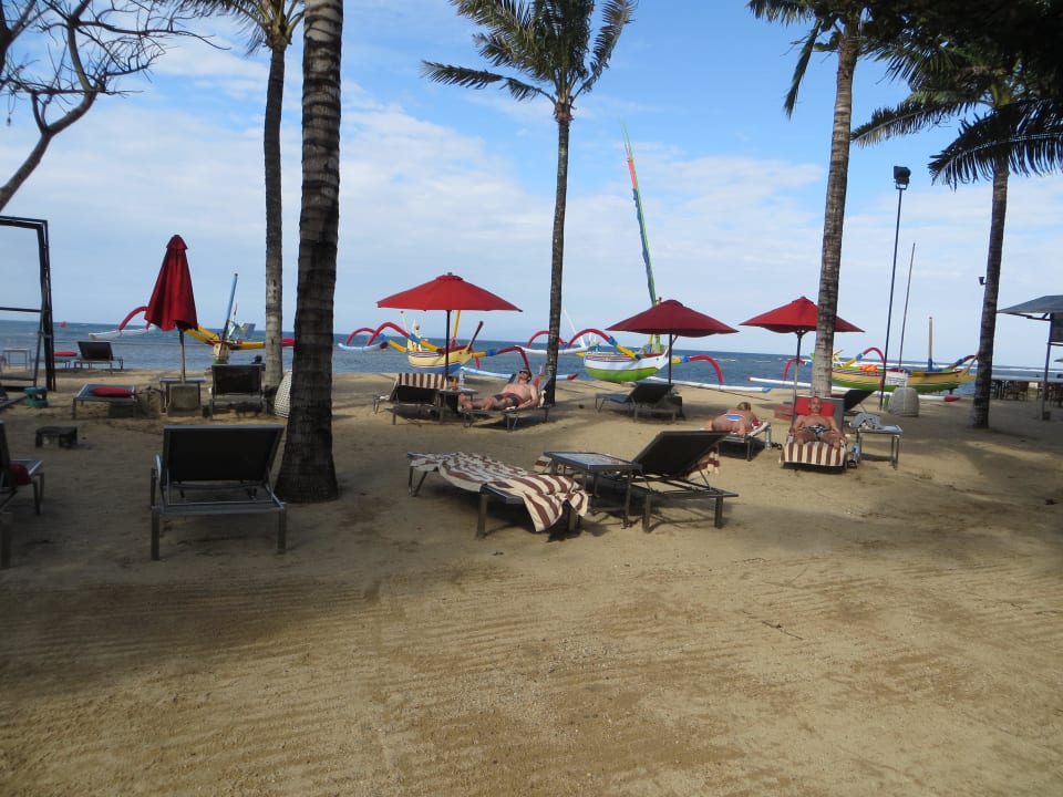 Strand mit Liegen vom Hotel Segara Village Hotel