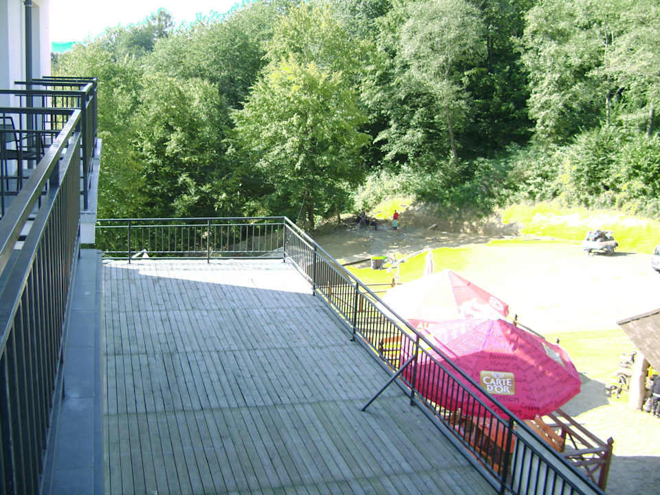 Widok z balkonu na ogród Hotel Skalny Spa Bieszczady