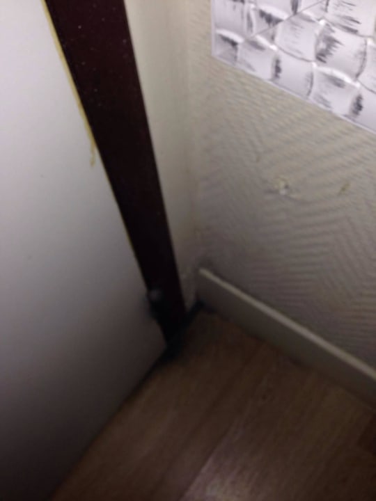 Wasserränder und abblätternde Tapete Hotel Excelsior République