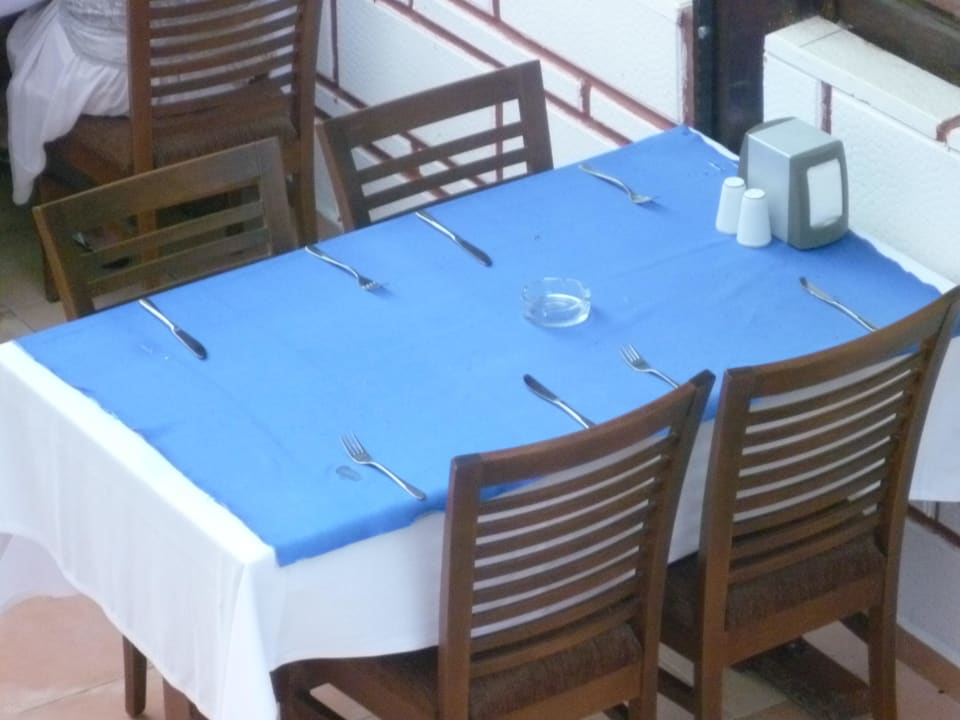 Frisch gedeckter Tisch mit schmutziger Tischdecke Ölüdeniz Turquoise Hotel