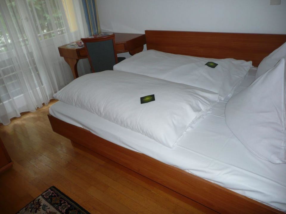 Bett an der Wand Parkhotel Jordanbad