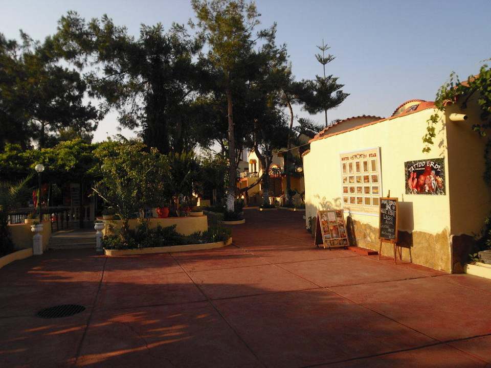 Vorplatz im Mari Hotel Mari