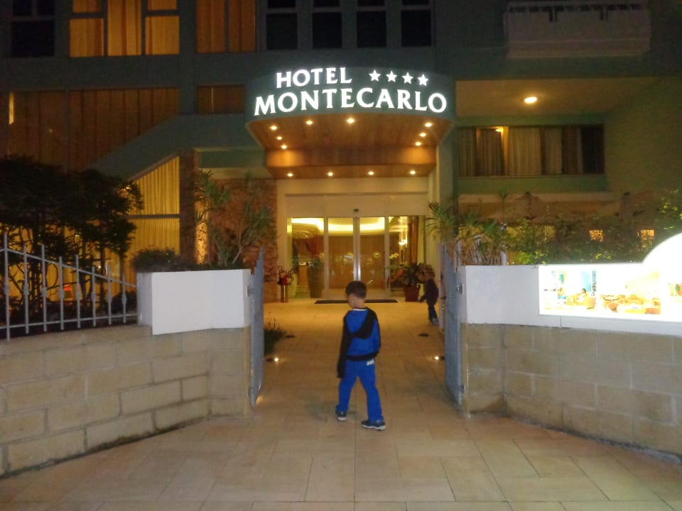 Hoteleingang bei Nacht Hotel Montecarlo