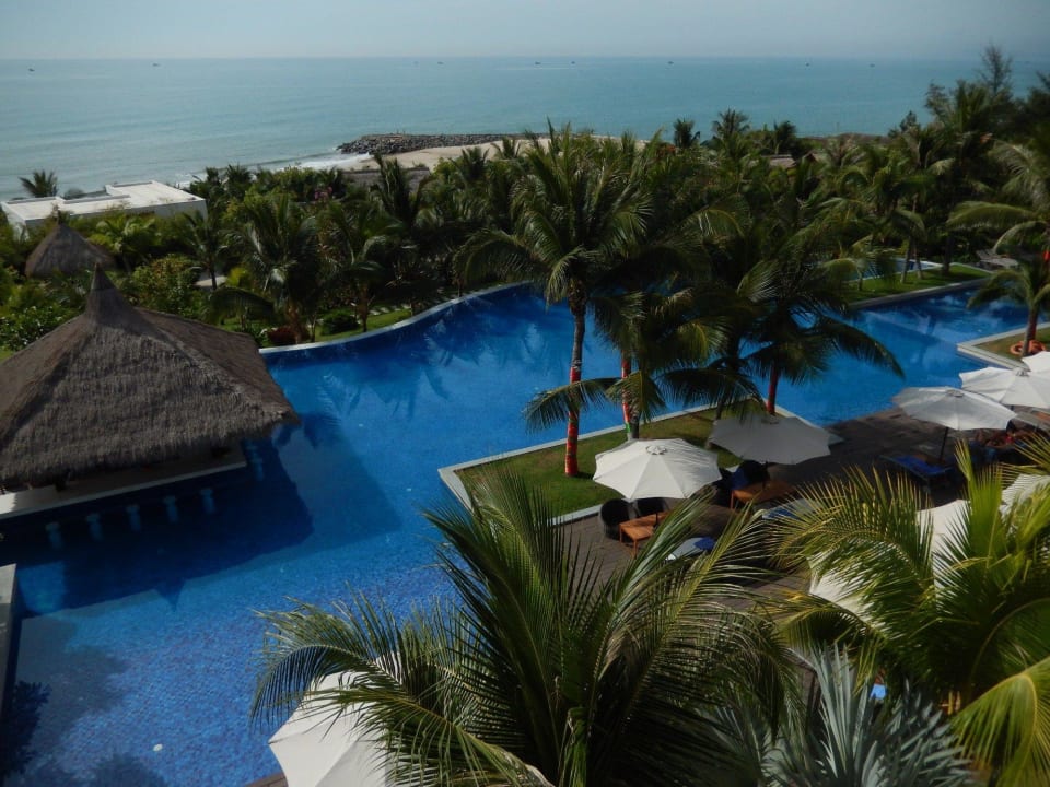 Großer Pool mit Poolbar The Cliff Resort & Residences