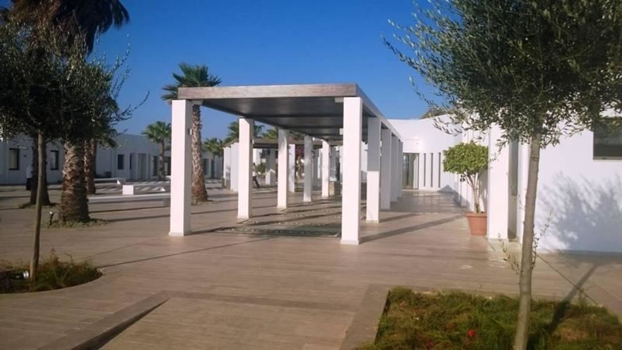 Beschatteter Weg zur Lobby (mit Musik) Atlantica Plimmiri