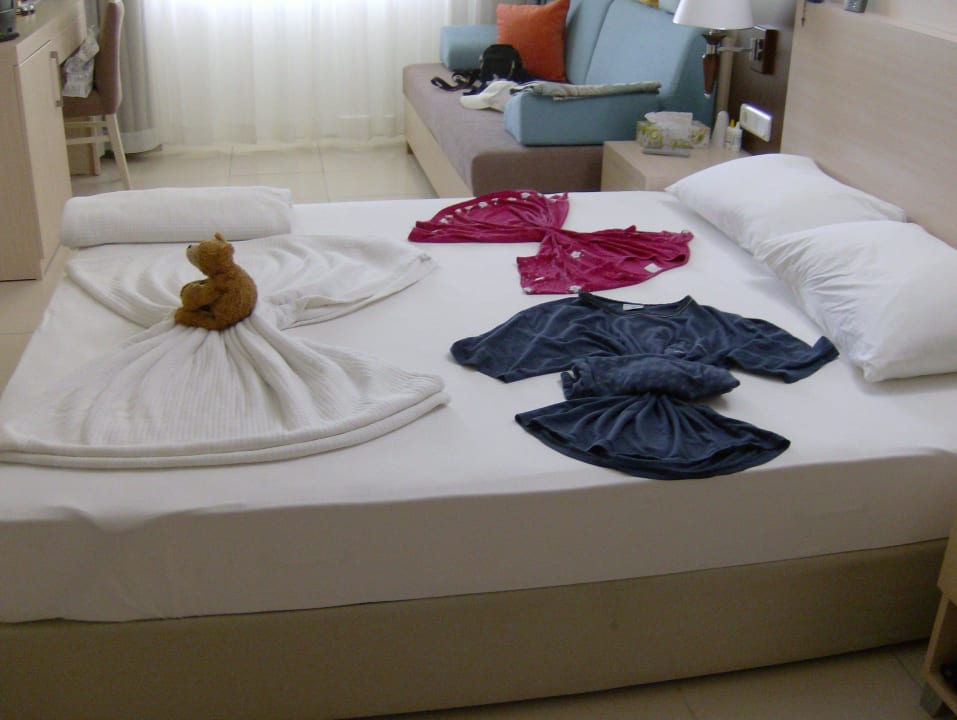 Unser Bett mit Deko. Club Sidelya Hotel