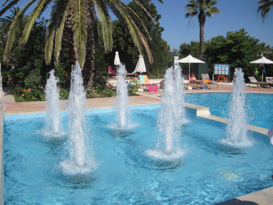 Springbrunnen, abends wunderschön beleuchtet!!! Caravia Beach Hotel