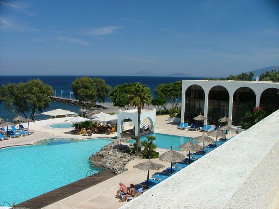 Schöner Pool mit Bar. TUI BLUE Oceanis Beach and Spa Resort