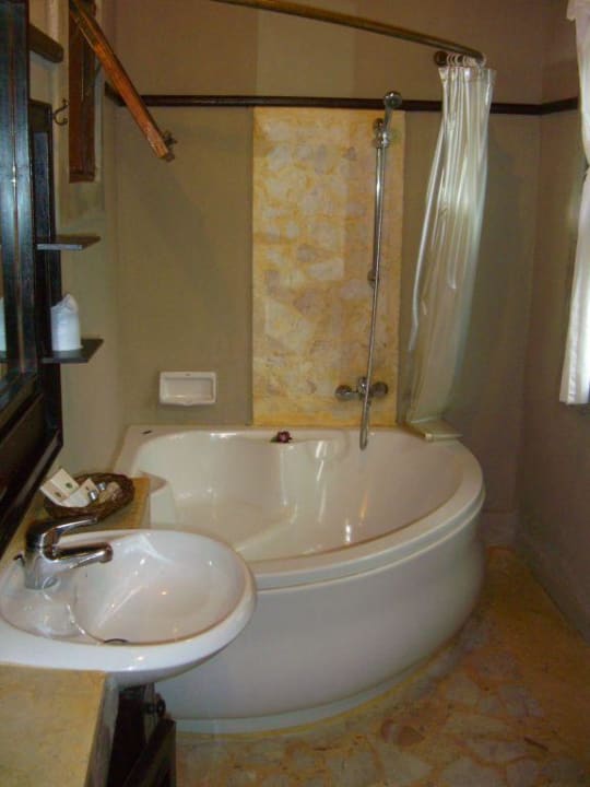 Badezimmer im Bungalow Moracea by Khao Lak Resort