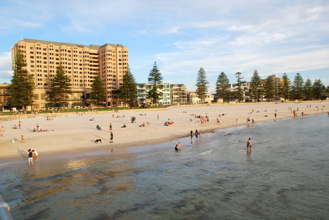 Blick vom Steg zum Hotel Stamford Grand Hotel