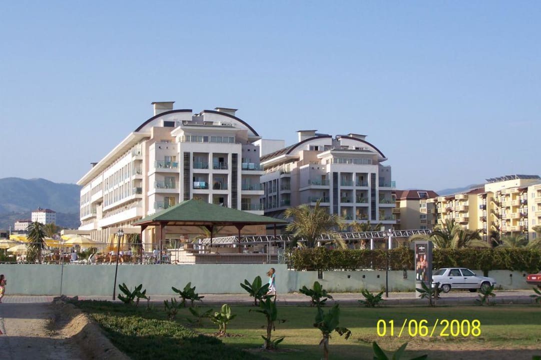 Widok z plaży na hotel Hotel Hedef Resort