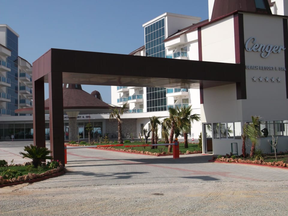 Einfahrt zum Hotel Cenger Beach Resort & Spa