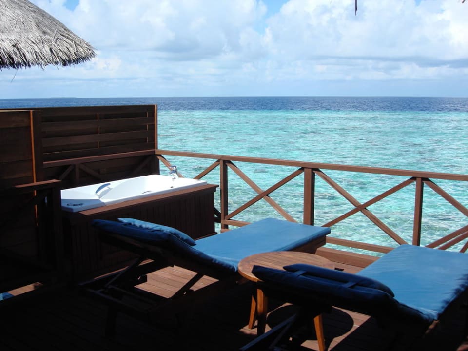 Wasserbungalow Terrasse und Ausblick Sun Siyam Vilu Reef