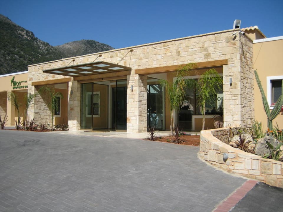 Der Eingangsbereich des Hotels Filion Suites Resort & Spa