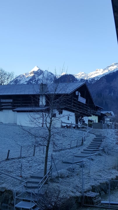 Alter Hof wird zum Abendessen benutzt. Sehr schön  ACTIVE by Leitner's|Natur&LifestyleHotel