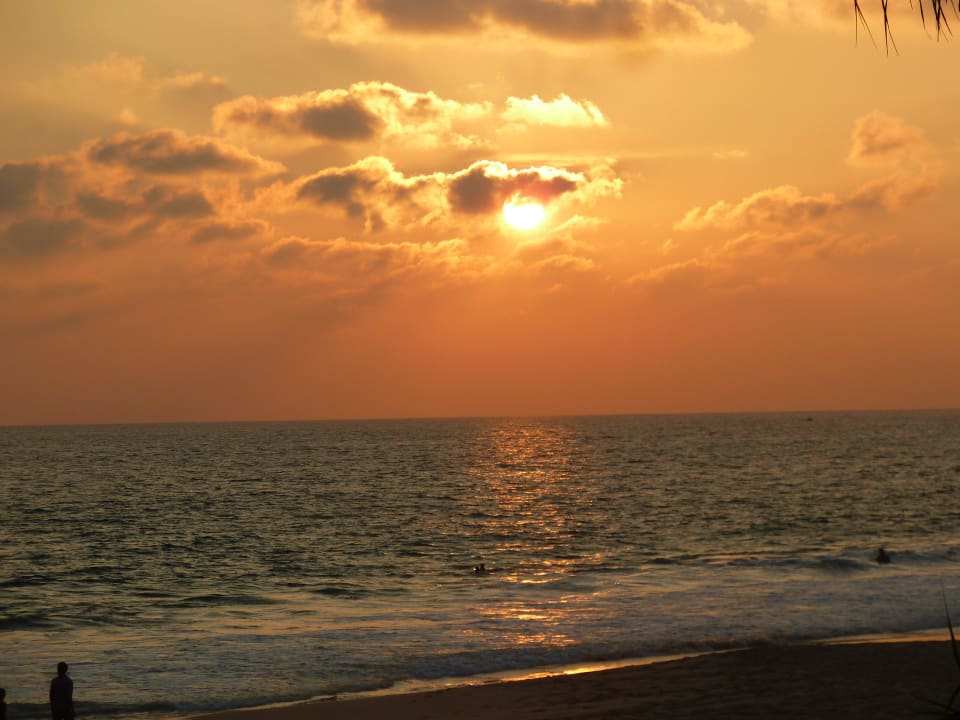 Sonnenuntergang am Hotelstrand The Long Beach Resort