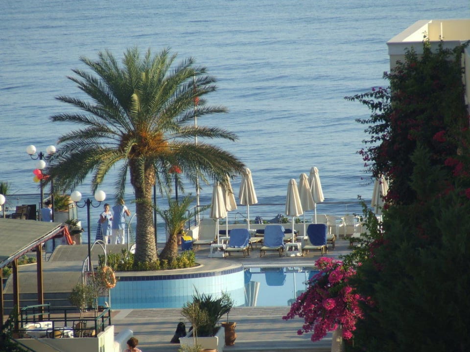 Blick auf den Pool Hydramis Palace Beach Resort
