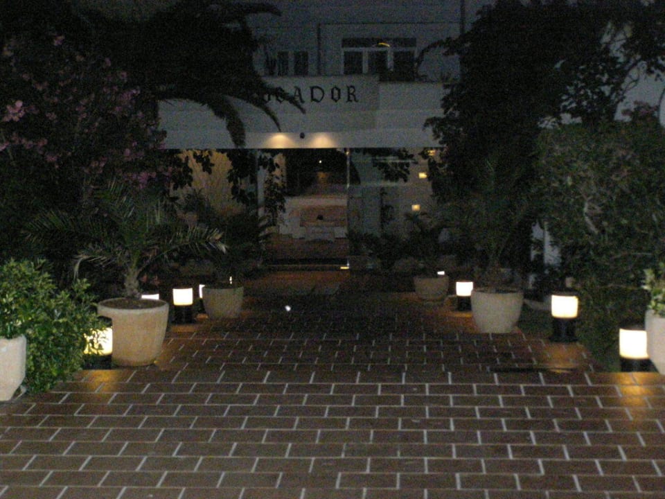 Eingang bei Nacht Grupotel Rocador