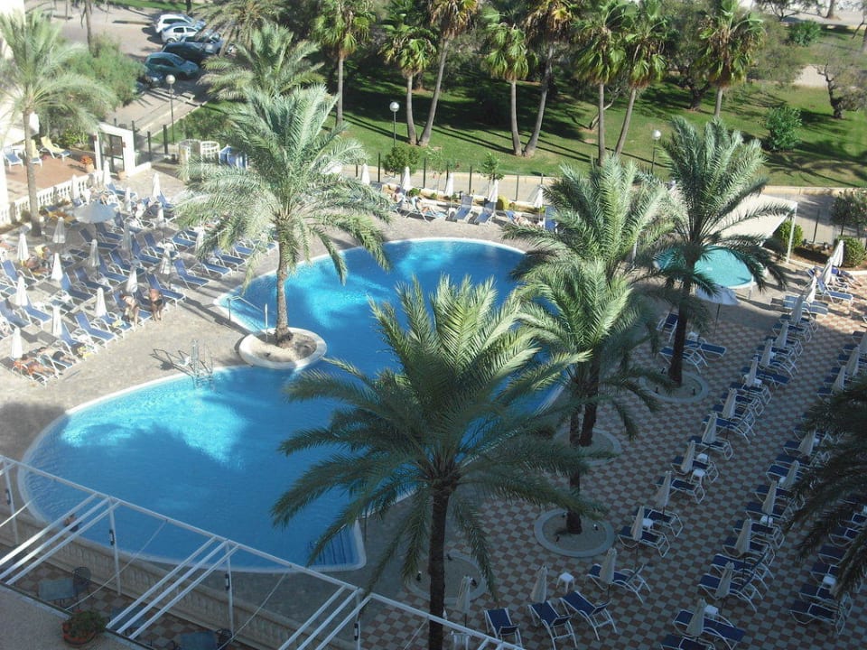 Blick von unserem Zimmer auf die Poolanlage CM Castell de Mar