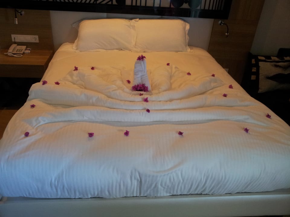 Geschmücktes Bett als Pfau Hotel Delphin Imperial