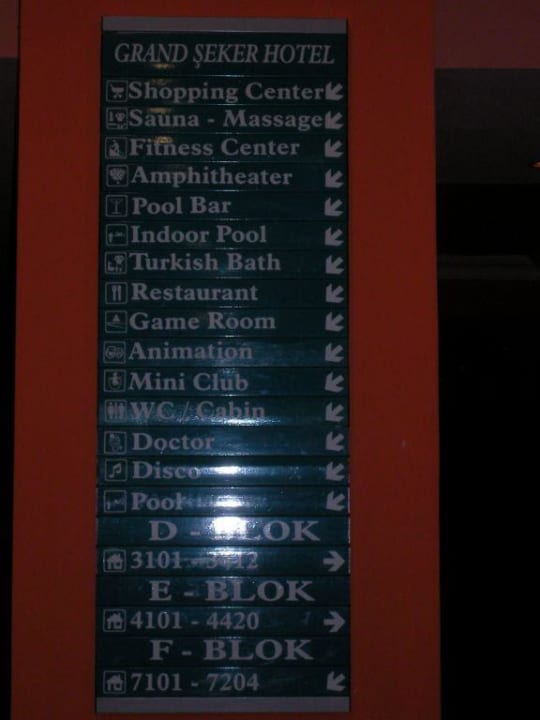 Wegweiser zum Pool und Veranstaltungen Grand Seker Hotel