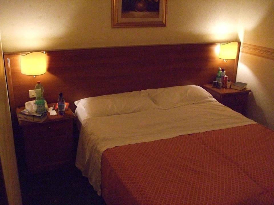 Zimmer - Bett Hotel Astoria Garden