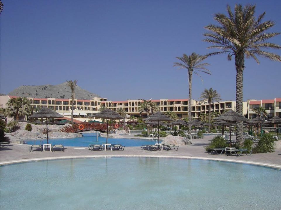 Blick über den Poolbereich auf das Hauptgebäude Atlantica Aegean Blue