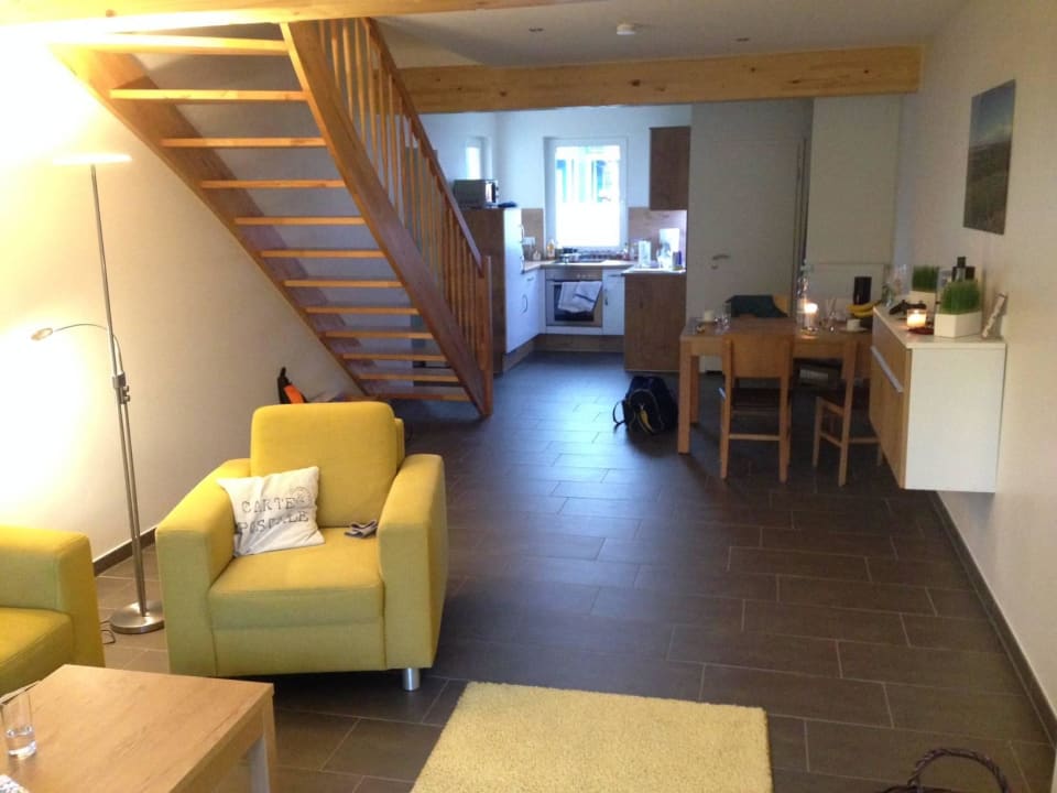 Wohnzimmer mit Blick in die offene Küche Ferienhauspark Asgard in Damp