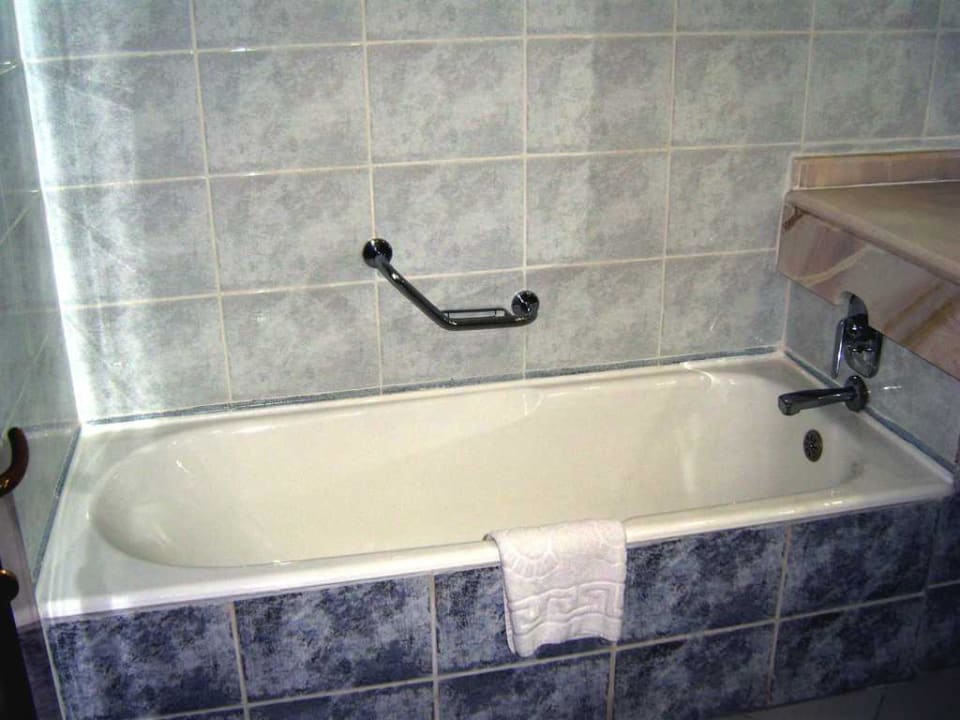 Wanne im Luxuszimmer Sunrise Queen Luxury Hotel