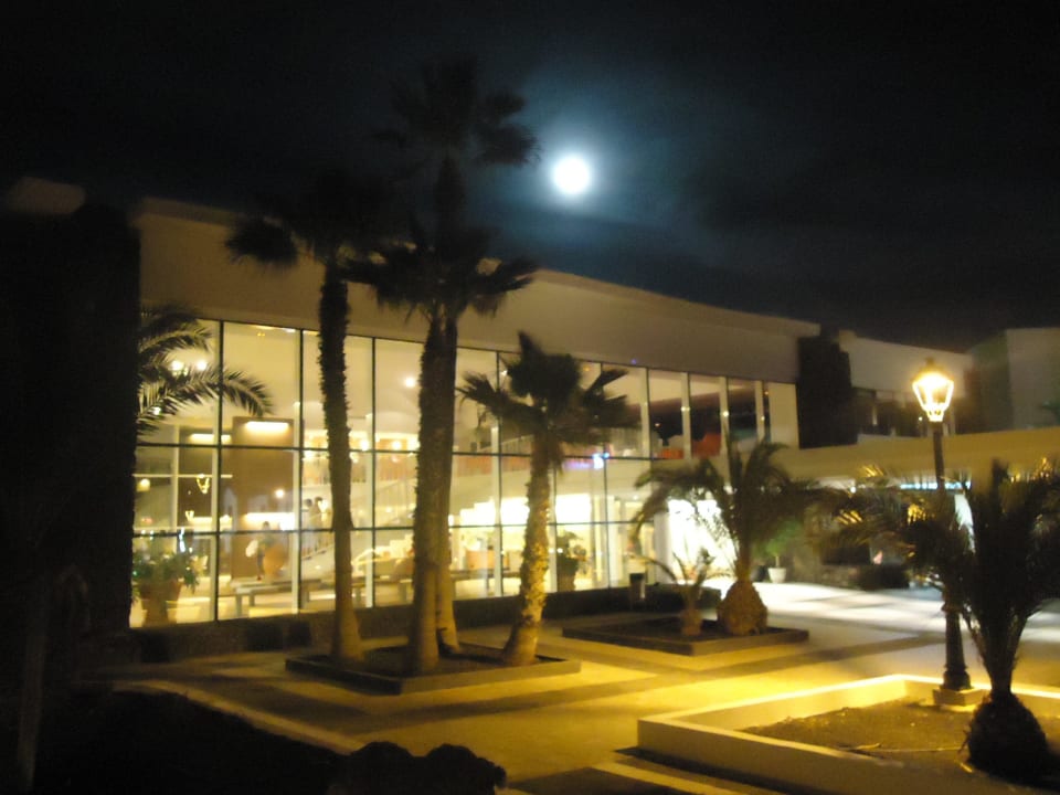 Vorderansicht Hotel bei Nacht THB Lanzarote Beach
