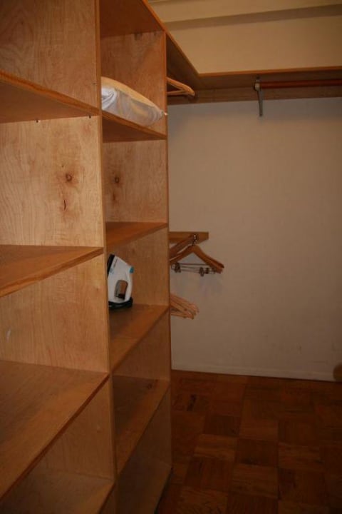 Regal im begehbaren Kleiderschrank Hotel The Quin