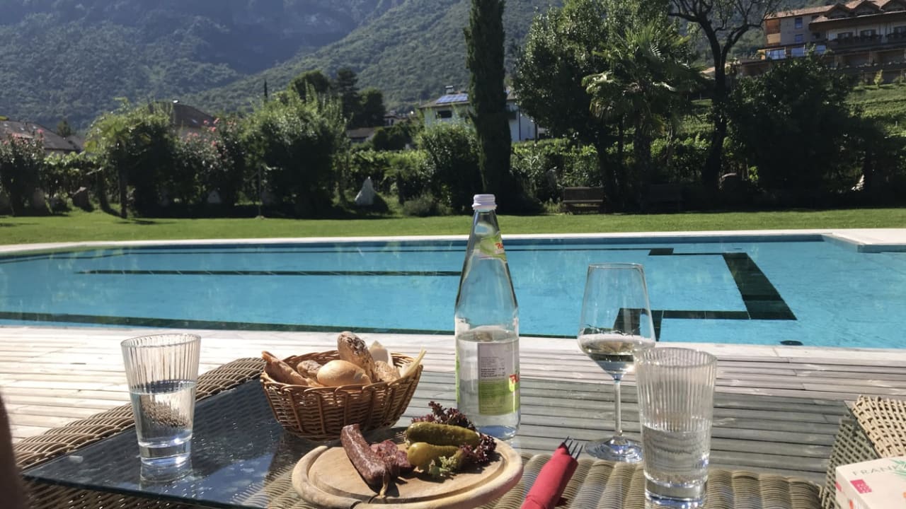 Pool Weingut Klosterhof Garni-Hotel