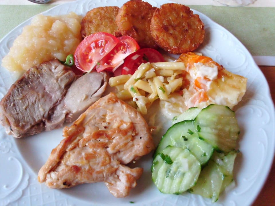 Leckere  Auswahl vom  Abendbüffet Hotel Pistono