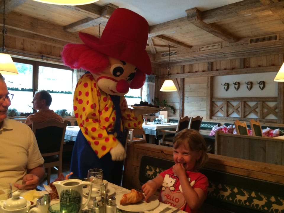 2 mal in der Woche kommt Clown Happy zum Frühstück Die Seitenalm