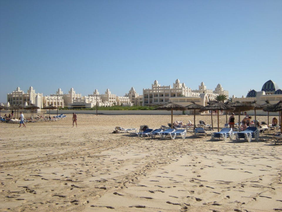 Blick vom Strand auf das Hotel Hotel Riu Karamboa