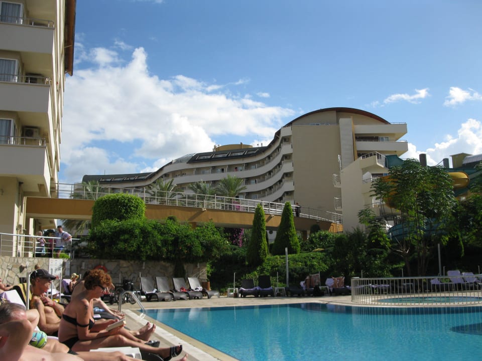 Das Haupthaus vom zweiten Pool aus Alaiye Resort & Spa