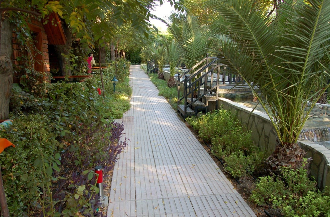 Weg vom Bungalow Richtung Pool Can Garden Beach