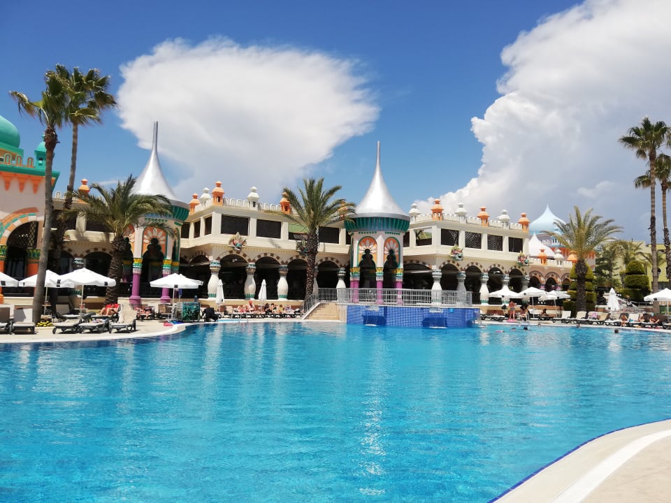 Pool Kamelya Aishen Club