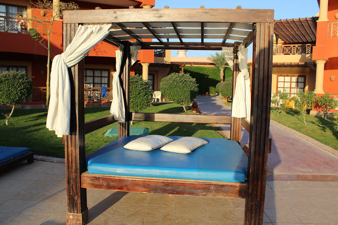 Liege am Pool Pickalbatros Alf Leila Wa Leila Resort - Neverland Hurghada