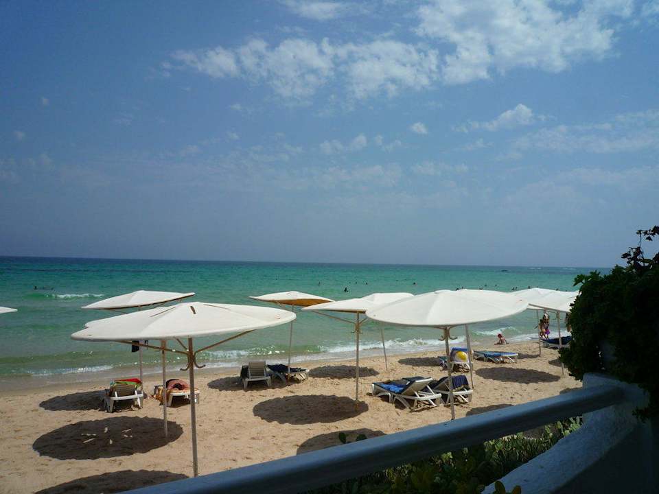 Blick von der Terrasse auf deb Strand Hotel El Menchia