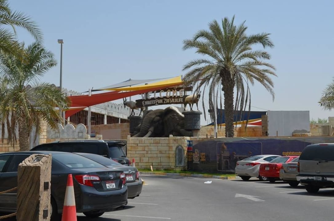 Parking Area Hotel Emirates Park Resort