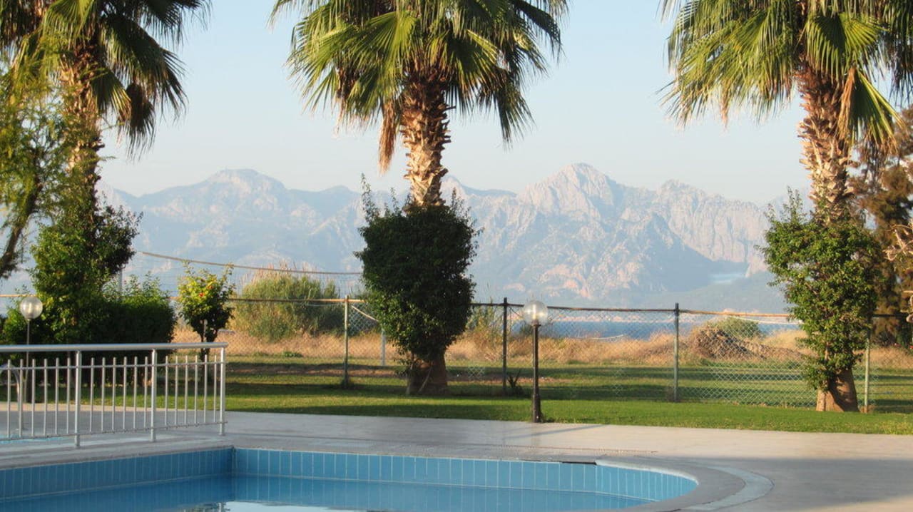 Am Pool Falcon Hotel