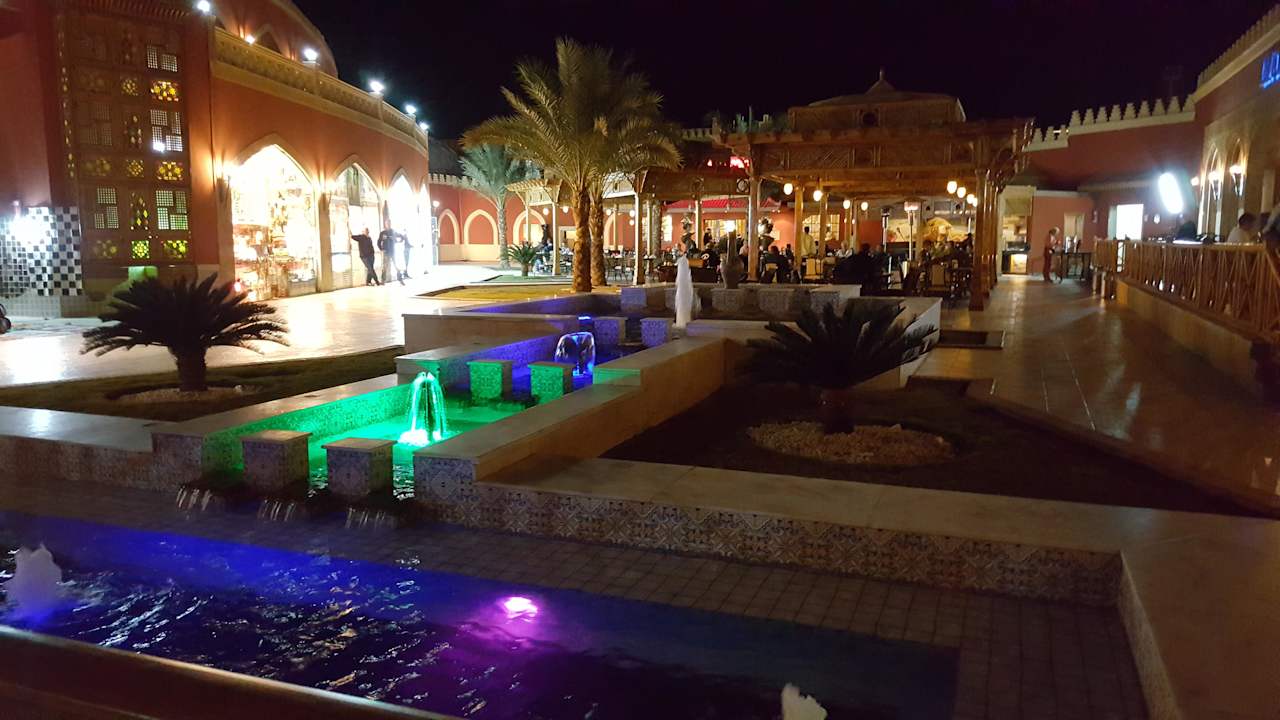 Vor dem Theater Pickalbatros Alf Leila Wa Leila Resort - Neverland Hurghada