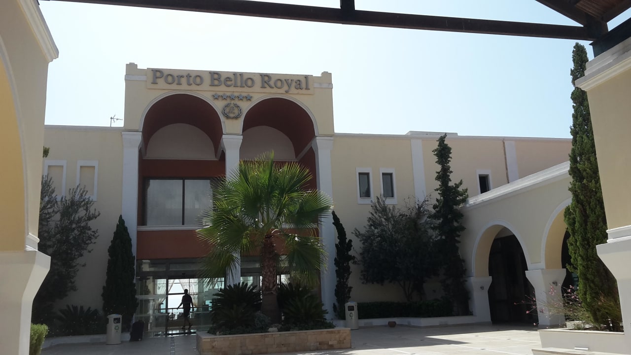 Hoteleingang Porto Bello Royal