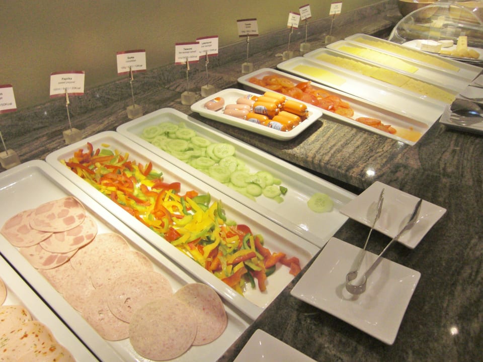 Wurst, Käse & Gemüseauslage  Leonardo Hotel Hamburg Airport